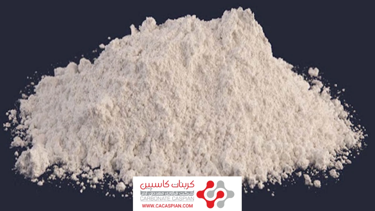 صویری از پودر سفید رنگ کلسیم کربنات (CaCO3) با بافت ریز و یکدست، مناسب برای مصارف صنعتی یا آزمایشگاهی