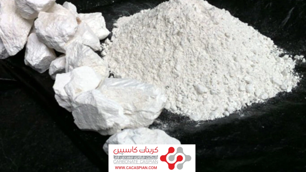 تصویری از پودر کلسیم سفید رنگ، با دانه‌های ریز و یکدست