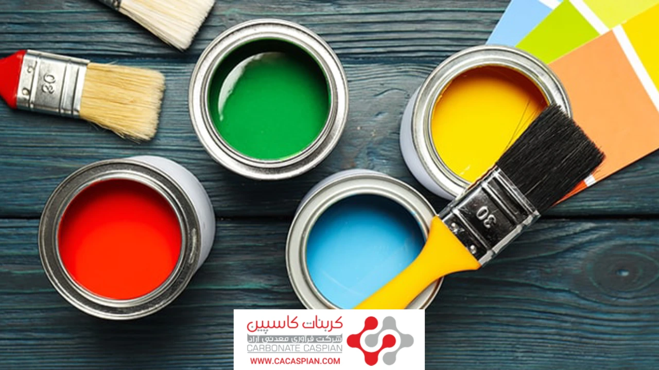 یک سطل رنگ با رنگ آبی روشن، قرمزريال سبز، زرد که آماده استفاده برای نقاشی است